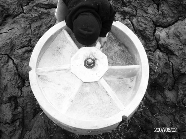 Round_feeder_topdown_bw
